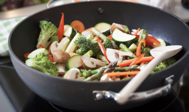 Zelf warme borrelhapjes bereiden met handige tips voor het gebruik van een wokpan